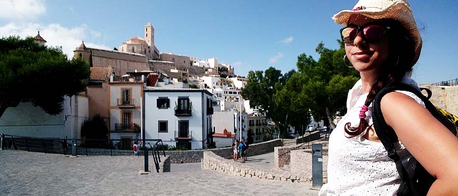 Ragazza visita Dalt Vila, il centro storico di Ibiza